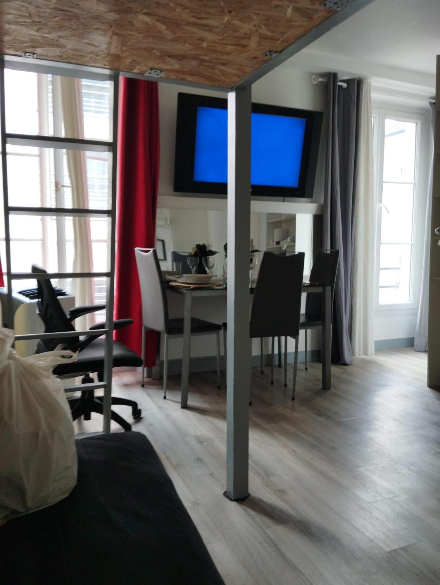 A Place De Clichy Appartement Parijs