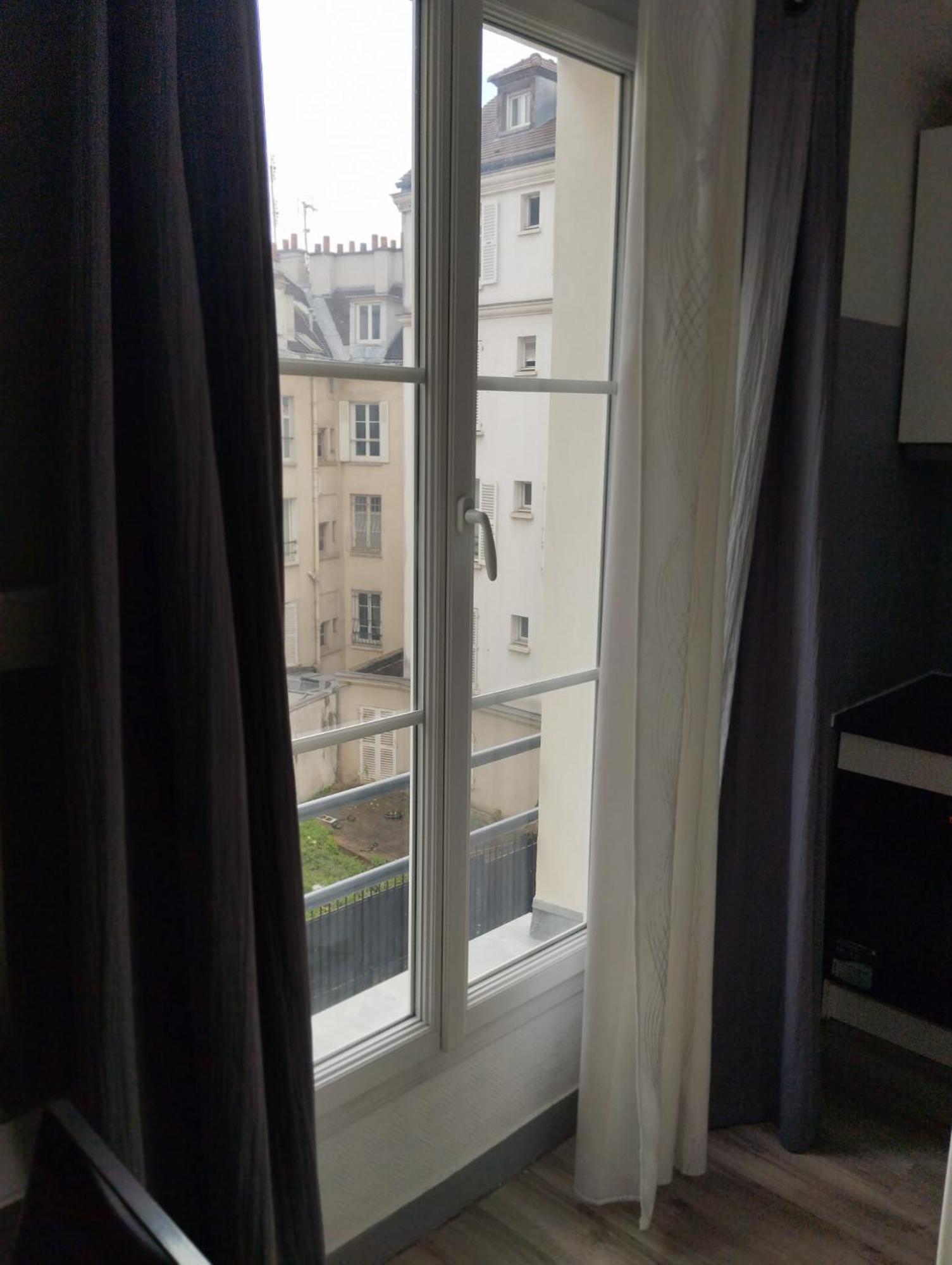 A Place De Clichy Appartement Parijs